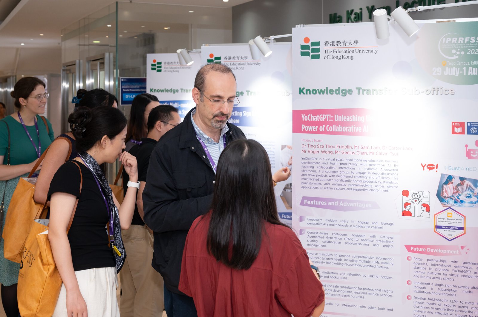 Scholars from different cultural backgrounds engage in in-depth discussions and cross-cultural exchange